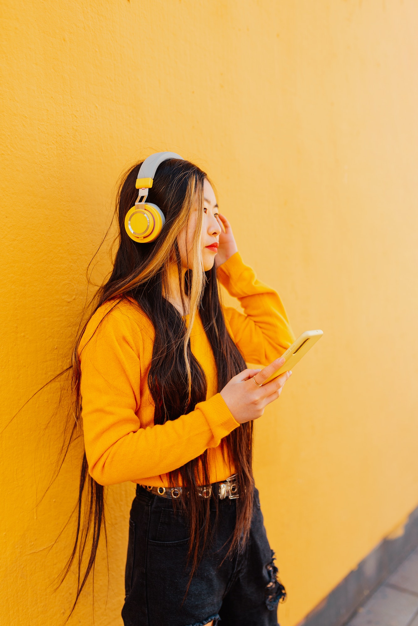 girl listening to scripture
